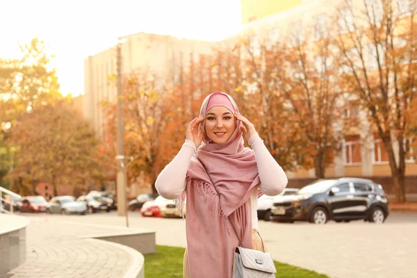 美しい若いイスラム教徒の女性屋外 — ストック写真