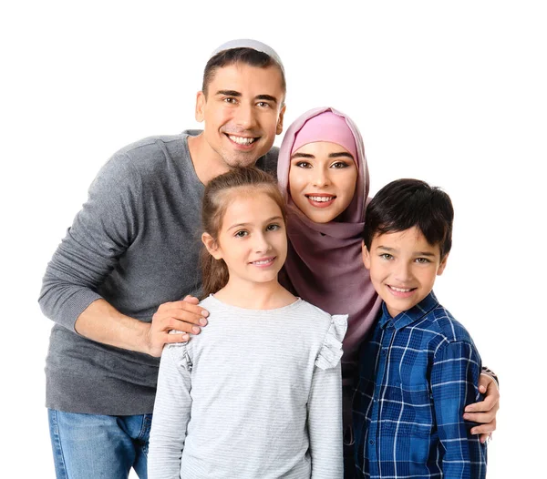 Porträt einer muslimischen Familie auf weißem Hintergrund — Stockfoto