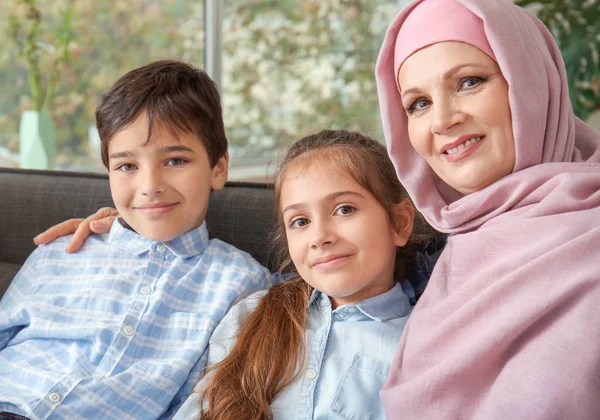 Porträt einer glücklichen muslimischen Familie zu Hause — Stockfoto