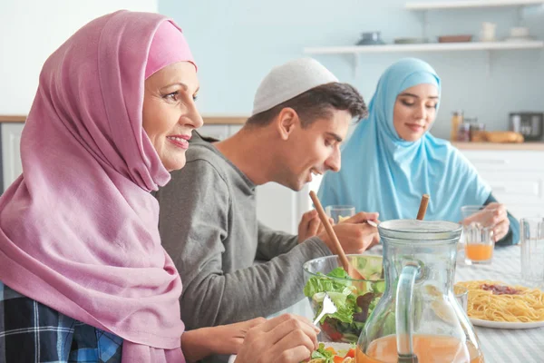 Muslimská rodina večeří doma — Stock fotografie