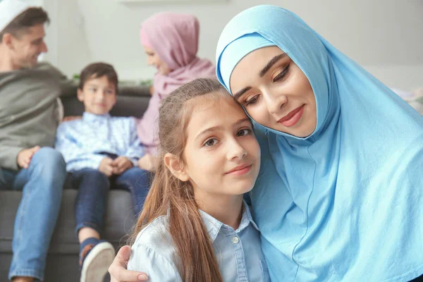 Porträt einer glücklichen muslimischen Frau mit Tochter zu Hause — Stockfoto