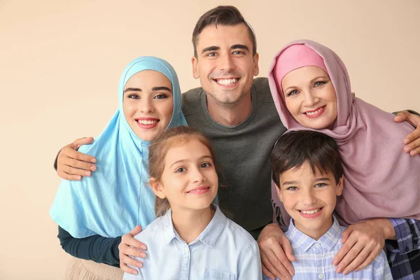 Porträt einer muslimischen Familie auf hellem Hintergrund — Stockfoto
