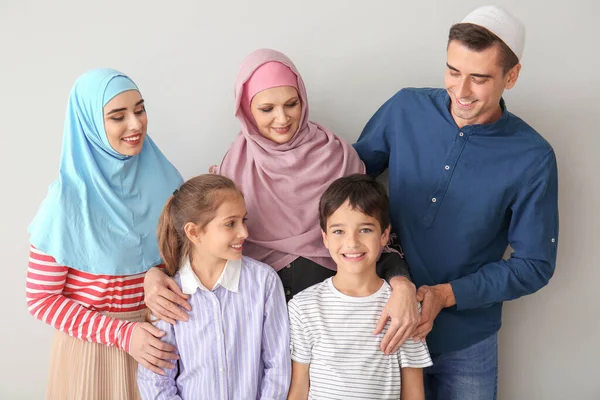 Portrét muslimské rodiny na světlém pozadí — Stock fotografie