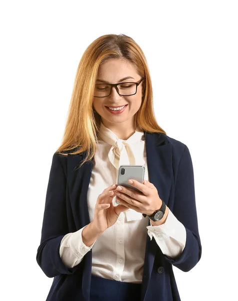 Retrato de hermosa mujer de negocios con teléfono móvil sobre fondo blanco — Foto de Stock