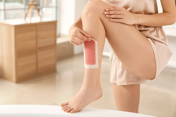 Mulher bonita depilando pernas no banheiro — Fotografia de Stock