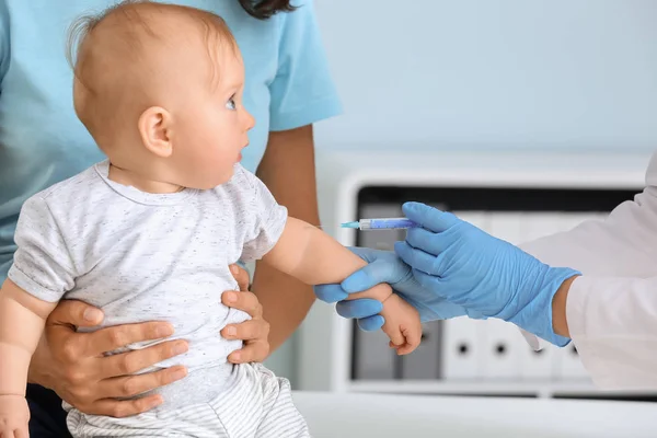 Pediatra che vaccina il piccolo bambino in clinica — Foto Stock