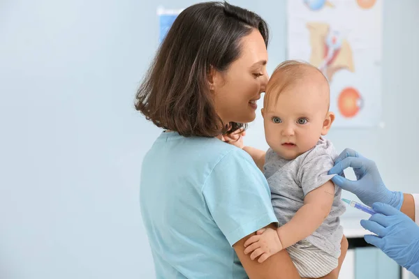 Педиатр вакцинирует малыша в клинике — стоковое фото