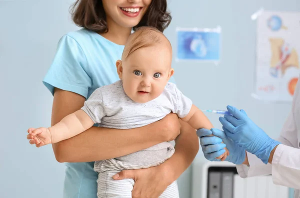 Pediatra vacinando bebê na clínica — Fotografia de Stock