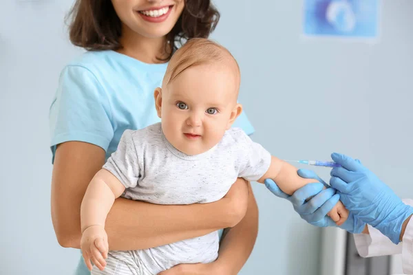 Pediatra vacinando bebê na clínica — Fotografia de Stock