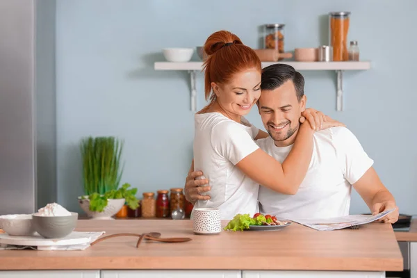 Casal feliz na cozinha em casa — Fotografia de Stock