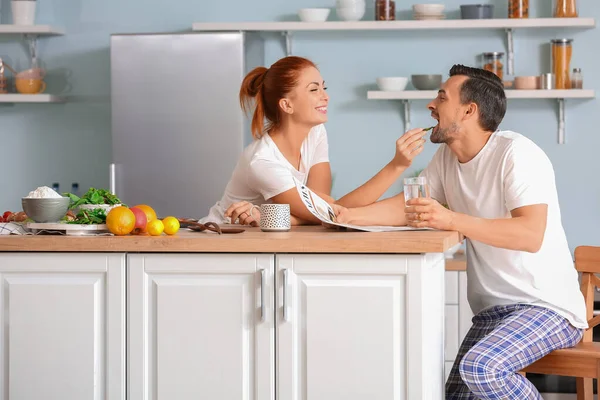Evde mutfakta Mutlu çift — Stok fotoğraf