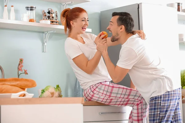 Pareja feliz en la cocina en casa —  Fotos de Stock