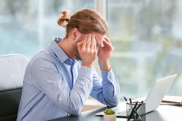 Depressieve zakenman aan het werk — Stockfoto