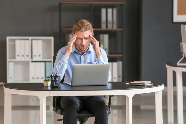 Homme d'affaires déprimé travaillant au bureau — Photo