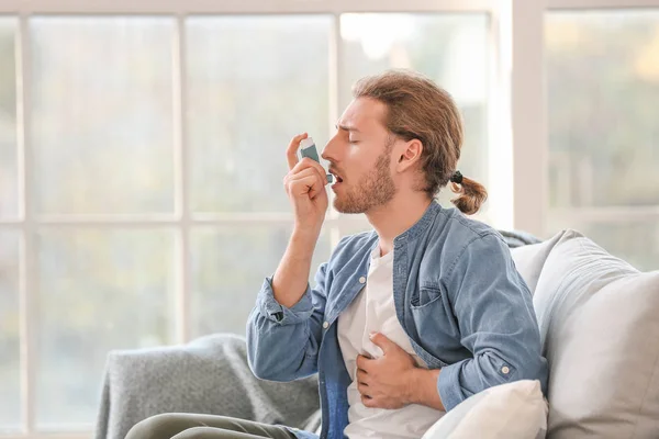 Hombre enfermo con inhalador de asma en casa — Foto de Stock