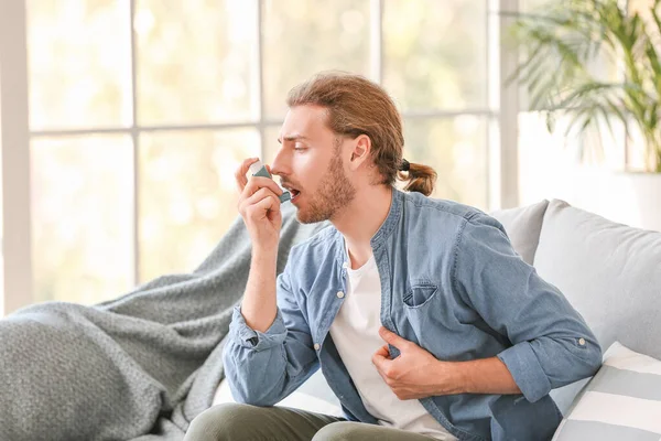 Хвора людина з інгалятором астми вдома — стокове фото