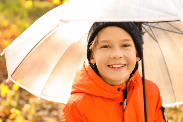 Lindo niño pequeño con paraguas en el parque de otoño — Foto de Stock