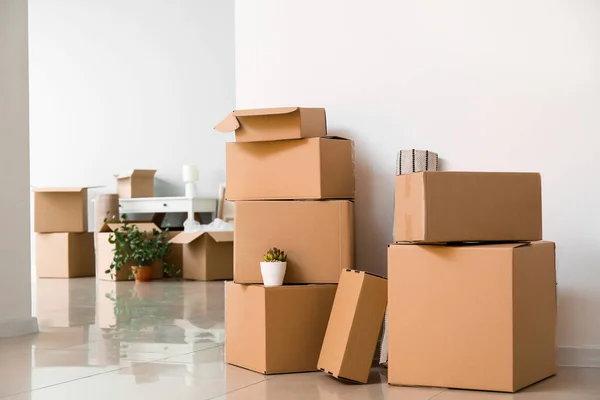 Boîtes en carton avec effets personnels dans un appartement neuf le jour du déménagement — Photo