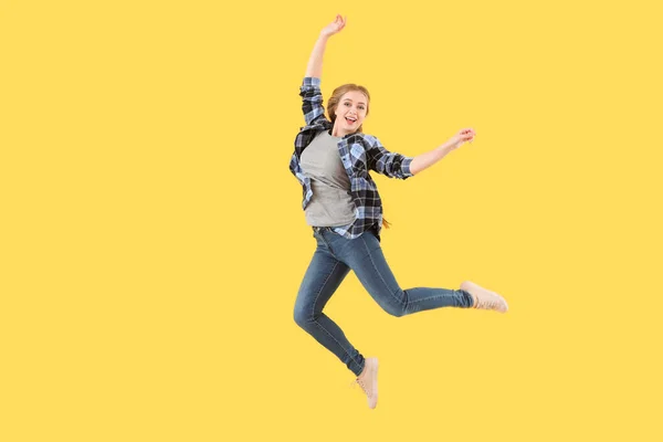 Renkli arka planda zıplayan genç kadın — Stok fotoğraf