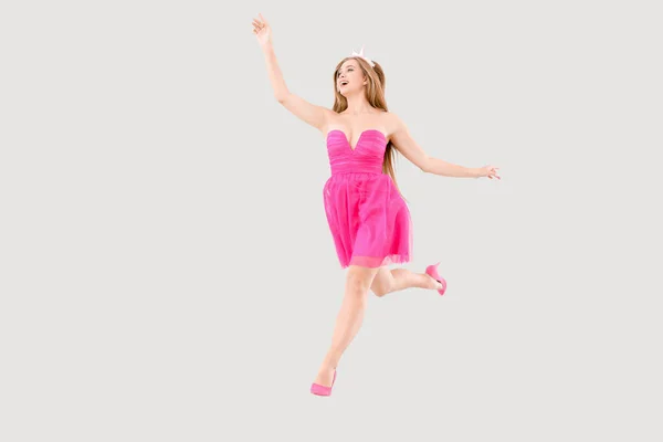 Jeune femme sautante en belle robe sur fond clair — Photo