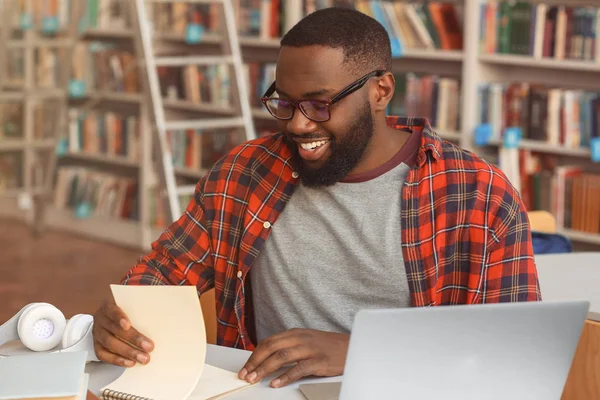 Estudiante afroamericano preparándose para el examen en la biblioteca — Foto de Stock