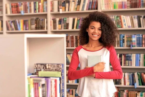 Retrato de estudiante afroamericano en la biblioteca —  Fotos de Stock