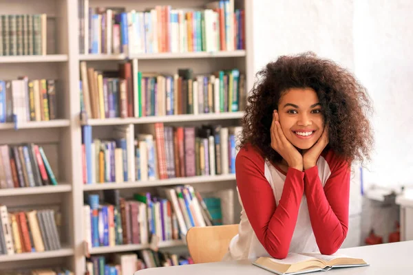 Retrato de estudiante afroamericano en la biblioteca — Foto de Stock