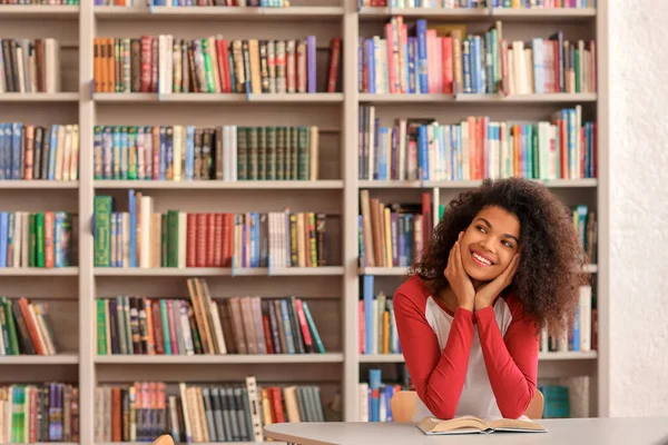 Retrato de estudante afro-americano em biblioteca — Fotografia de Stock