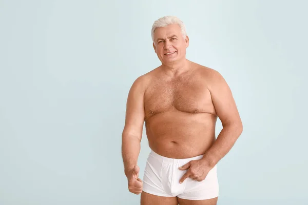 Hombre maduro sin enfermedad urológica mostrando pulgar hacia arriba sobre fondo claro — Foto de Stock