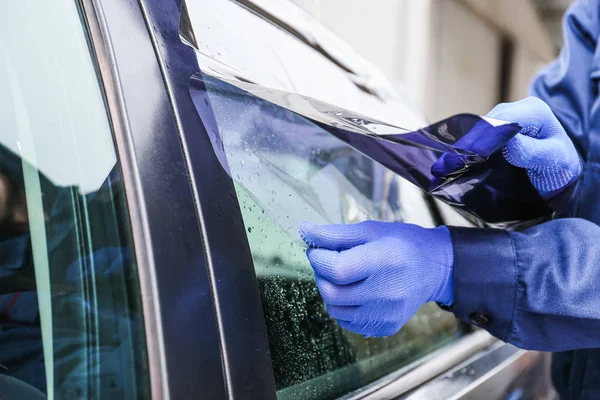 Männliche Arbeiter färben Autoscheibe, Nahaufnahme — Stockfoto