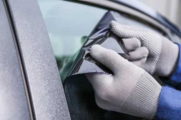 Male worker tinting car window, closeup — Stock Photo, Image