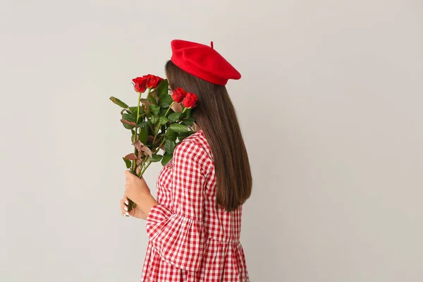 Mulher bonita com cabelos longos e flores no fundo claro — Fotografia de Stock