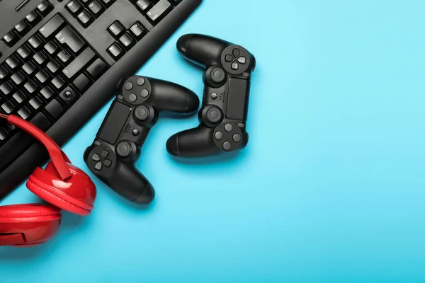Modernes Gaming-Zubehör auf farbigem Hintergrund — Stockfoto