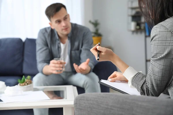 Psychologe arbeitet mit Patient im Büro — Stockfoto