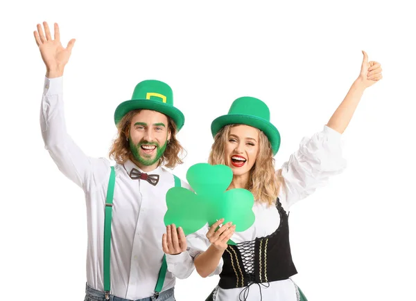 Jong stel met papieren shamrock op witte achtergrond. St. Patrick 's Day viering — Stockfoto