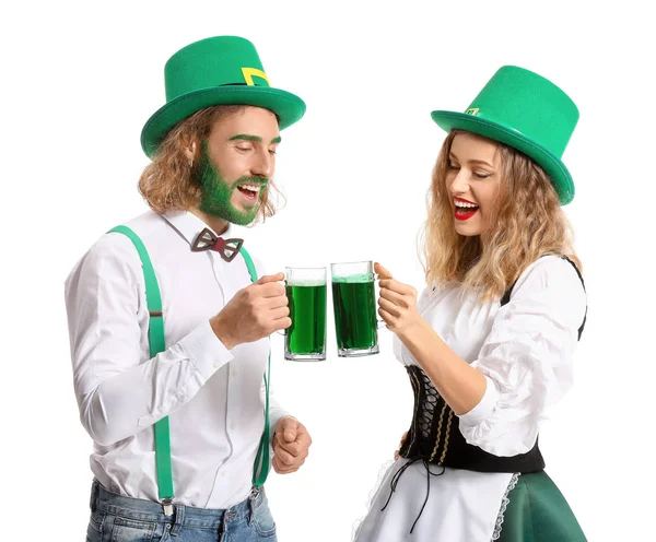 Jong stel met bier op witte achtergrond. St. Patrick 's Day viering — Stockfoto