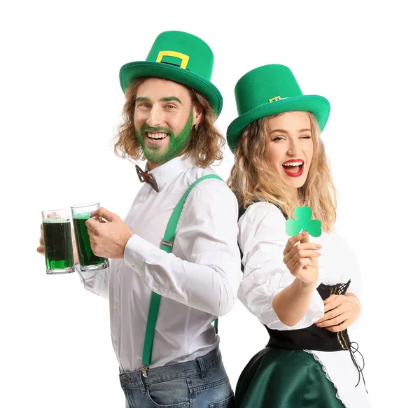 Jeune couple avec bière sur fond blanc. Célébration de la Saint Patrick — Photo