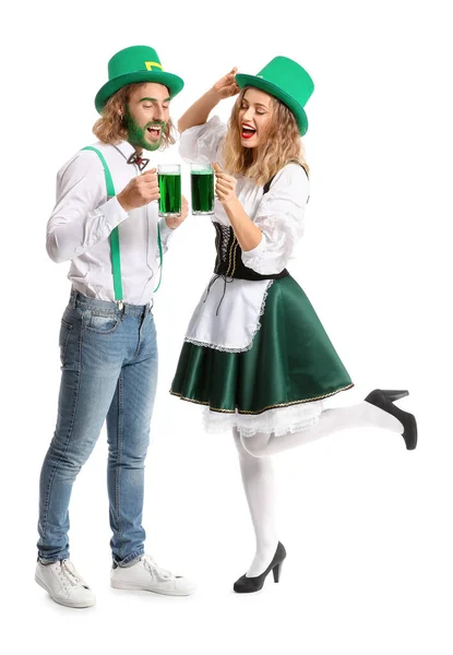 Jeune couple avec bière sur fond blanc. Célébration de la Saint Patrick — Photo