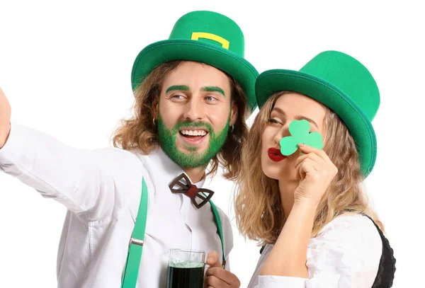 Casal jovem tomando selfie no fundo branco. Celebração do Dia de São Patrício — Fotografia de Stock