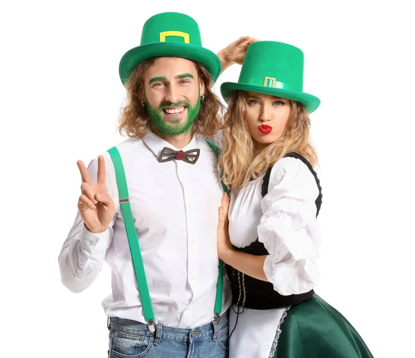 Jeune couple sur fond blanc. Célébration de la Saint Patrick — Photo