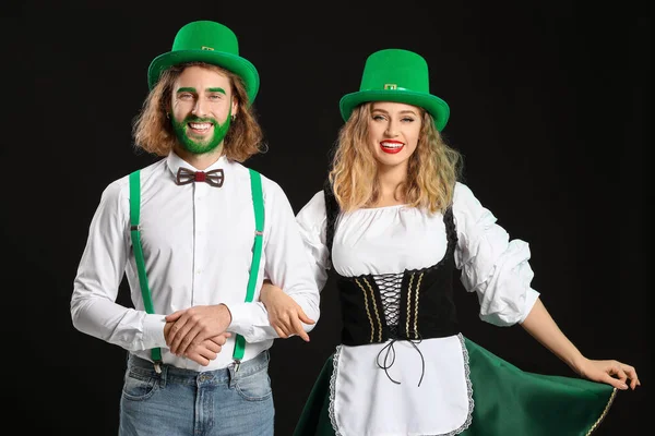 Jong stel op donkere achtergrond. St. Patrick 's Day viering — Stockfoto