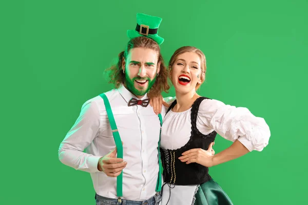 Young couple on color background. St. Patrick's Day celebration — Stock Photo, Image