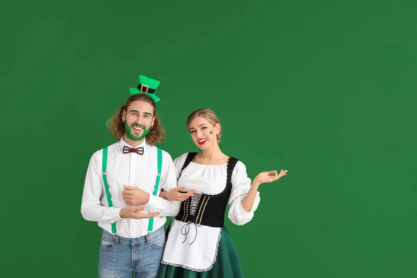 Pasangan muda dengan latar belakang warna. Perayaan Hari St. Patrick — Stok Foto