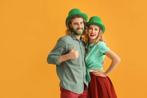 Jong stel op kleur achtergrond. St. Patrick 's Day viering — Stockfoto