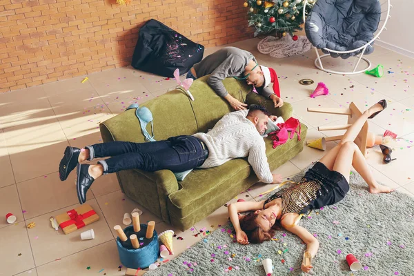 Dronken vrienden na nieuwjaarsfeest thuis — Stockfoto