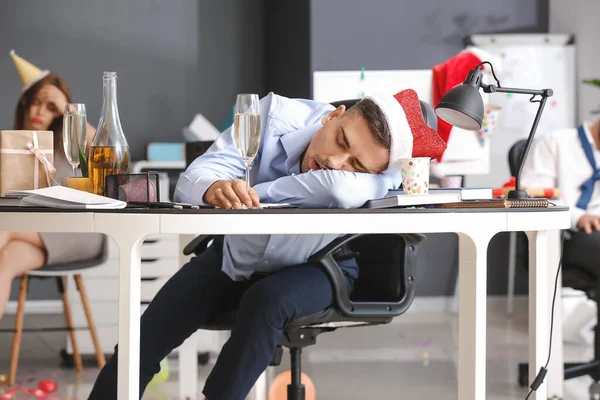 Pijany mężczyzna śpi po imprezie sylwestrowej w biurze — Zdjęcie stockowe