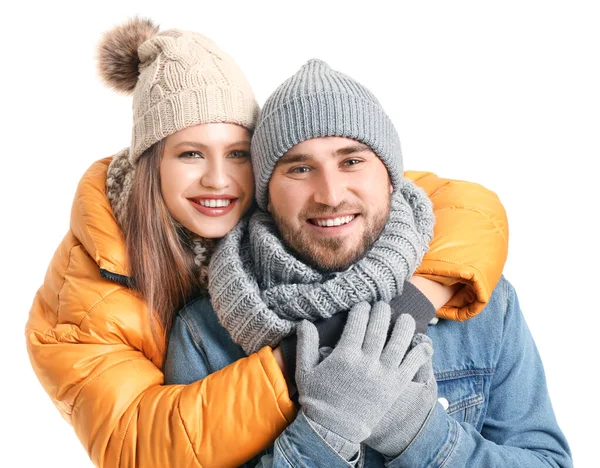 Πορτραίτο ευτυχισμένου ζευγαριού με χειμωνιάτικα ρούχα σε λευκό φόντο — Φωτογραφία Αρχείου