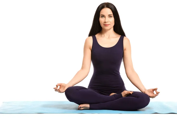 Kvinna utövar yoga på vit bakgrund — Stockfoto