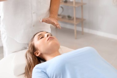 Reiki usta hastayla çalışıyor.