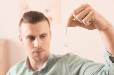 Biyolojik konum sarkacıyla Reiki ustası